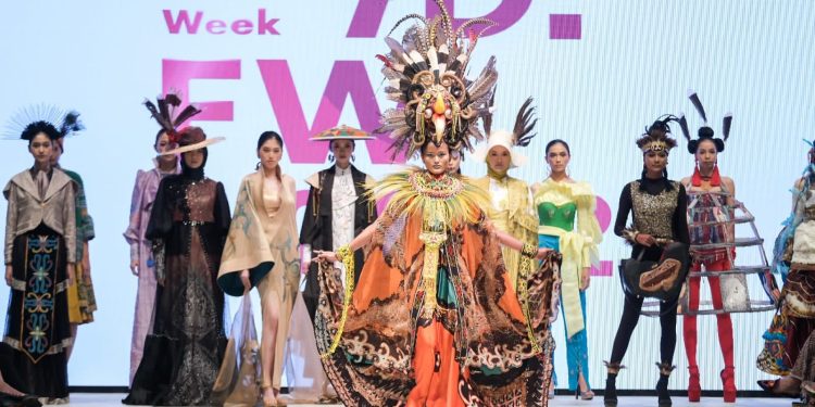 Resmi Dibuka, Indonesia Fashion Week 2022 Angkat Keindahan Kalimantan