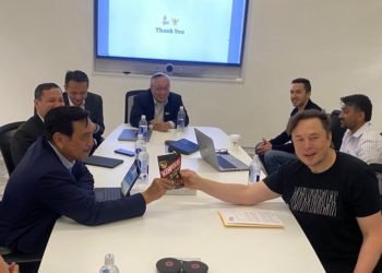 Pertemuan Luhut Panjaitan-Elon Musk Sembari Pamer Permen Kopiko Hebohkan Jagat Sosmed 