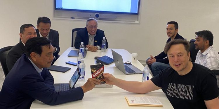 Pertemuan Luhut Panjaitan-Elon Musk Sembari Pamer Permen Kopiko Hebohkan Jagat Sosmed