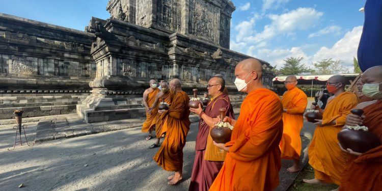 Waisak Kembali Diadakan di Candi Borobudur, Murdaya Poo: “Rasanya Seperti Kembali ke Rumah”