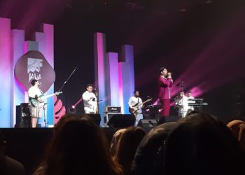 Diteriaki  Penonton Tampan, Jaz Tersipu Malu