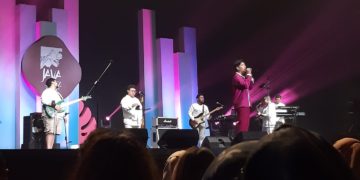 Diteriaki  Penonton Tampan, Jaz Tersipu Malu