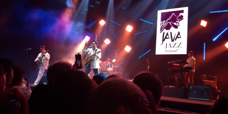 Pentas Dua kali di Java Jazz Festival, Rendy Pandugo Tetap Memikat
