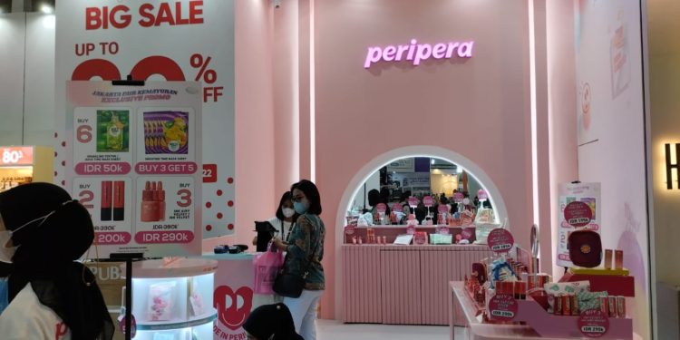 Berburu Makeup Hits di Stand Peripera