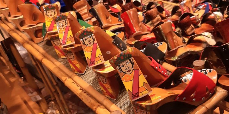 Yuk! Belanja Sandal Kayu Cantik di Minimax Gallery