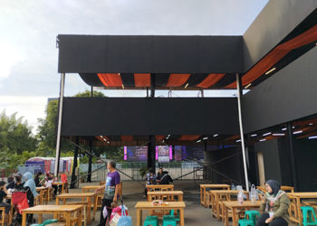 Diner Sambil Menikmati Alunan Musik Panggung Utama