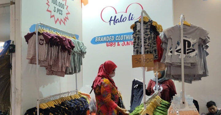 Di Haloli, dengan Rp100 Ribu Dapat Tiga Baju Anak