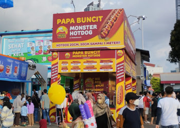 Wow… Ada Hotdog Sepanjang 1 Meter!