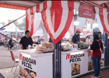 Stand Mendoan Pecel tak pernah Sepi Pengunjung!