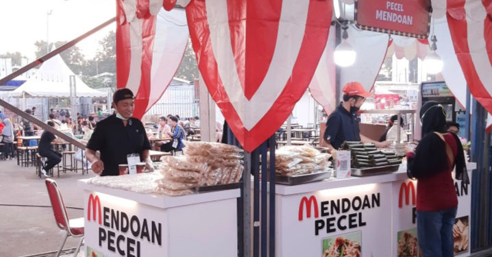 Stand Mendoan Pecel tak pernah Sepi Pengunjung!