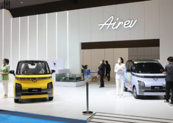 Di PEVS 2022 Wuling Air EV  Unjuk Ketahanan Baterai Direndam Air