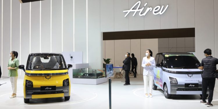 Di PEVS 2022 Wuling Air EV Unjuk Ketahanan Baterai Direndam Air