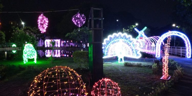Lampu Romantis di Danau, Gambir Expo Bercahaya