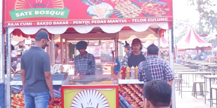 Asyiknya Jajan Street Food di Stand Sate Bosque!