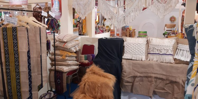 Cantiknya Tas Berbahan Kain Goni Khas Pasuruan Ini!