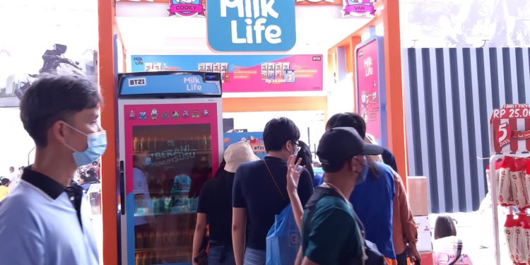 MilkLife Bagikan Pernak Pernik BT21 di Jakarta Fair