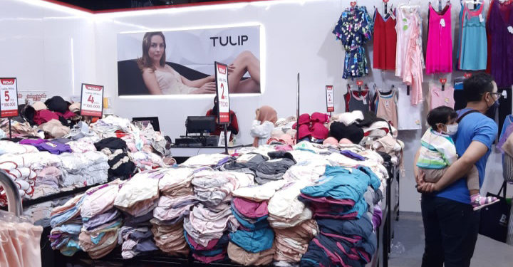 Booth Tulip Underwear Bagi-bagi Hadiah Menarik