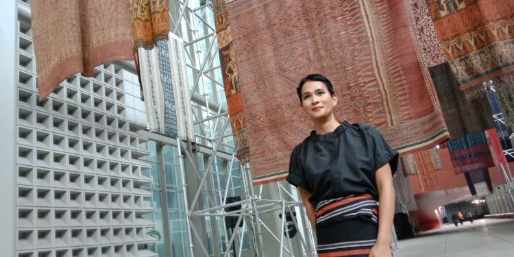 Festival Aku dan Kain,  Oscar Lawalata : Persembahkan 100 Kain Tenun Tradisional