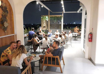 Eloknya Melihat Pesawat Take Off dan Landing dari Rooftop Lounge Sambina Hotel