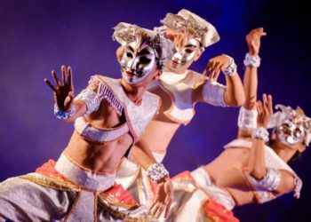 Eksotisme Pergelaran Topeng Topeng  Karya Sukmawati Soekarno Putri