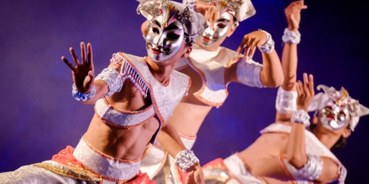 Eksotisme Pergelaran Topeng Topeng  Karya Sukmawati Soekarno Putri