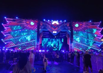 DWP 2022 Hari Pertama Diguyur Hujan, Partygoers Tetap Semangat Goyang