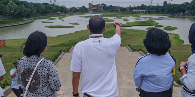 Jadi Pusat Perayaan Tahun Baru di Jakarta, Menparekraf Tinjau Kesiapan TMII