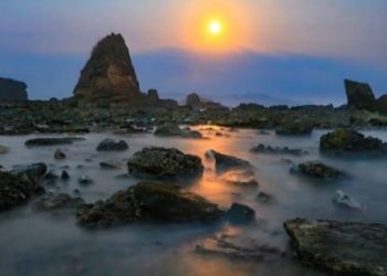 Eloknya Melihat Sunrise dan Sunset di Papuma, Pantai Pasir Putih nan Eksotis di Jember