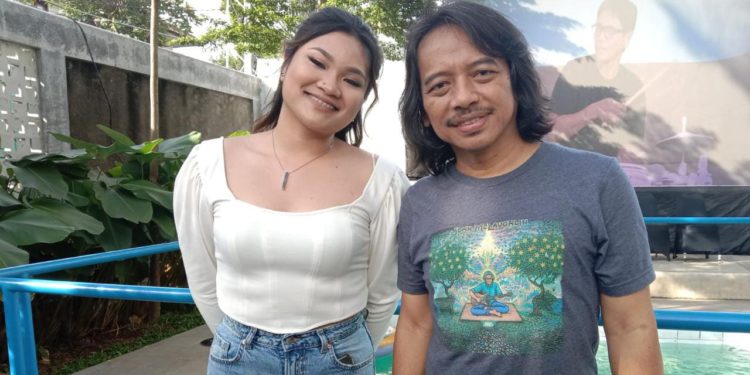 Gandeng Dewa Budjana hingga Gilang Ramadhan, Penyanyi Berbakat Levi Rilis Single Cerita Manis