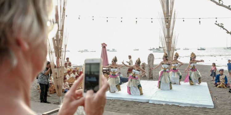 Hadapi Ancaman Resesi 2023, Menparekraf Ubah Strategi Pengembangan Pariwisata Nasional