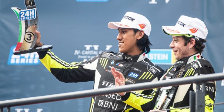 Sean Gelael Satu Tim Bareng Valentino Rossi Raih Podium Ketiga di Ajang Balap Internasional 24H Dubai