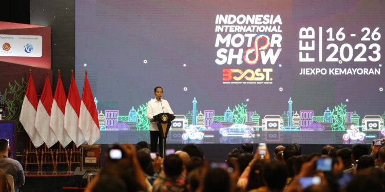 Macet Dimana-mana, Jokowi Mengajak Industri Otomotif Berorientasi Ekspor