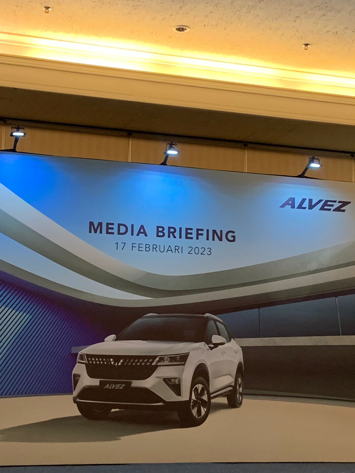 Resmi Meluncur di IIMS 2023, Wuling Alvez Dibanderol Rp 209 Juta