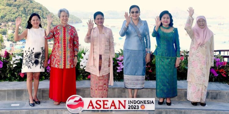 Iriana Joko Widodo Bersama Pendamping Pemimpin ASEAN Unjuk Keakraban dalam Spouse Program ASEAN