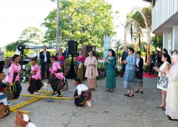 Iriana Joko Widodo Ajak Para Pendamping Pemimpin ASEAN Melihat Aktivitas Budaya NTT