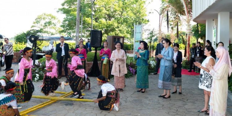 Iriana Joko Widodo Ajak Para Pendamping Pemimpin ASEAN Melihat Aktivitas Budaya NTT