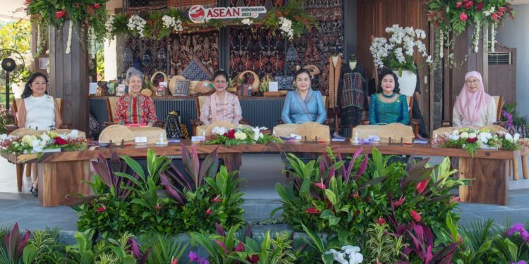 Iriana Joko Widodo Kenalkan Wisata Labuan Bajo dalam Jamuan Teh Bersama Para Pendamping Pemimpin ASEAN