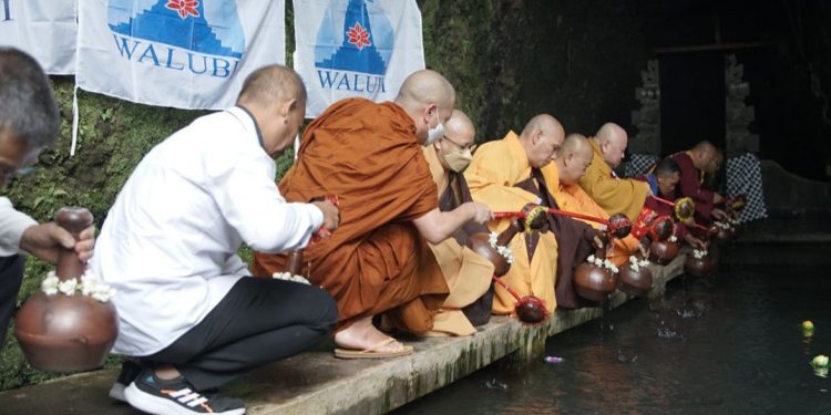 Bhiksu Thudong Turut dalam Prosesi Pengambilan Air Suci Waisak di Umbul Jumprit