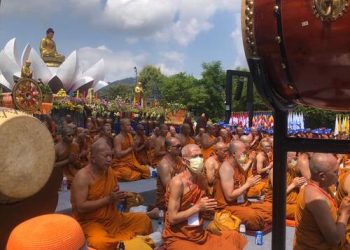 Ribuan Umat Buddha Ikuti Detik-detik Waisak di Candi Borobudur