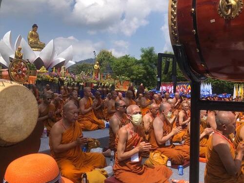 Ribuan Umat Buddha Ikuti Detik-detik Waisak di Candi Borobudur