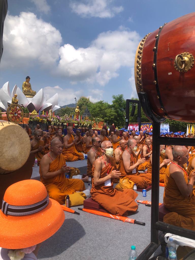 Ribuan Umat Buddha Ikuti Detik-detik Waisak di Candi Borobudur