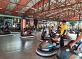 Rela Antre untuk Main Boom-boom Car di Jakarta Fair