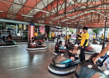 Rela Antre untuk Main Boom-boom Car di Jakarta Fair