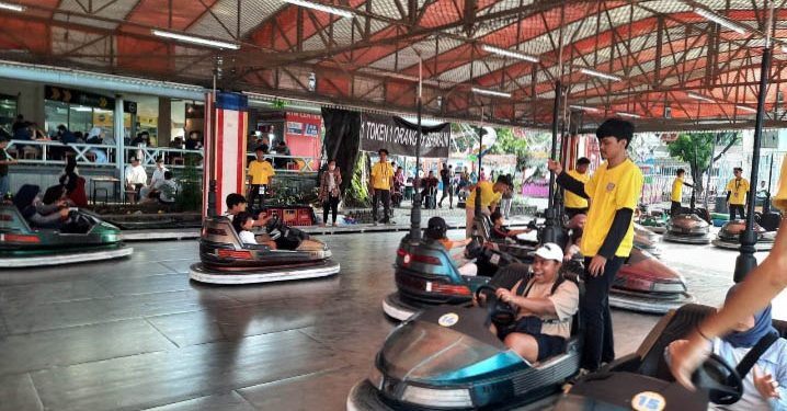 Rela Antre untuk Main Boom-boom Car di Jakarta Fair