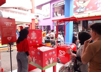 Asyiknya Jajan Es Krim di Booth Walls Jakarta Fair