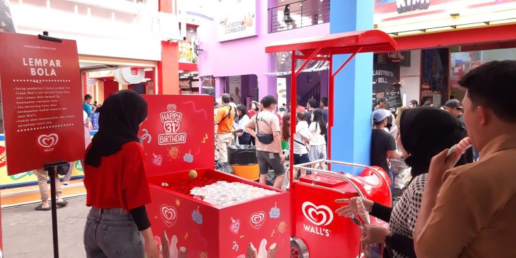 Asyiknya Jajan Es Krim di Booth Walls Jakarta Fair