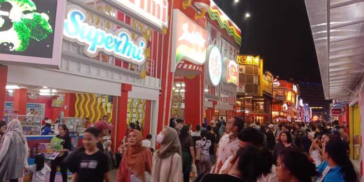 Membludak! Pengunjung Jakarta Fair Kemayoran Akhir Pekan Ini