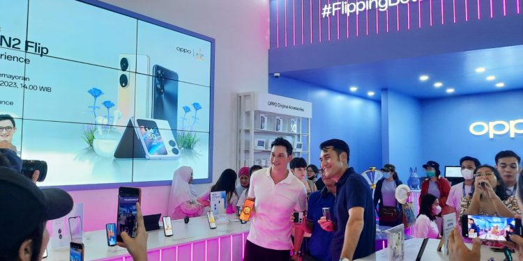 Tebar Diskon 50%, Oppo Store Jakarta Fair Hadirkan Arifin Putra dan Mike Lewis