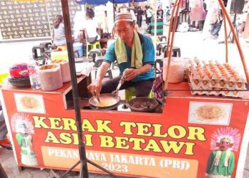 Nikmatnya Jajan Kerak Telor di Jakarta Fair