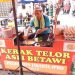 Nikmatnya Jajan Kerak Telor di Jakarta Fair